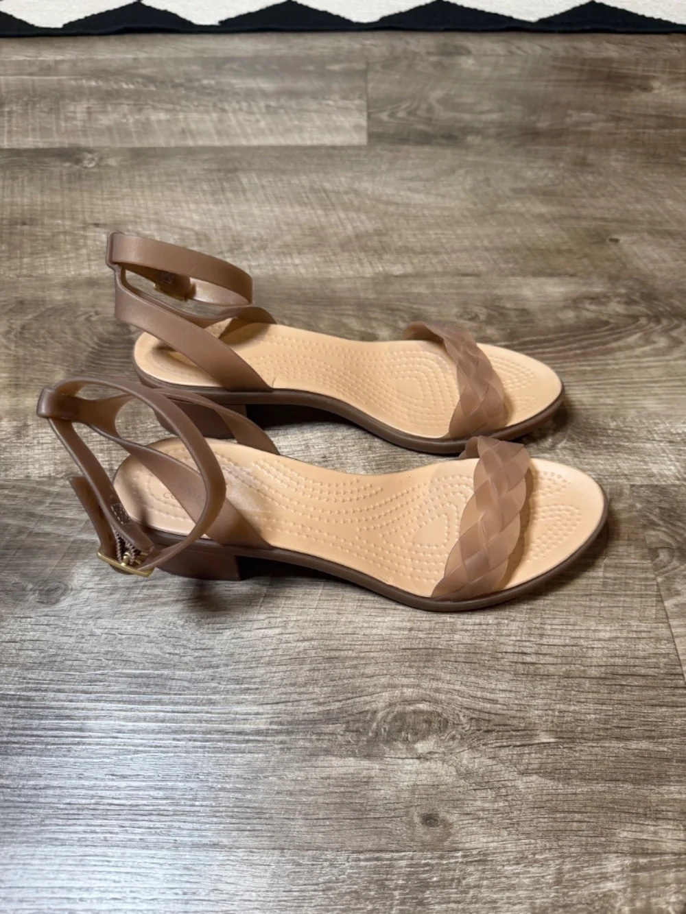 CROCS ISABELLA BLOCK HEEL SANDALS - BEIGE WOMENS SIZE 9 - Picture 4 of 7